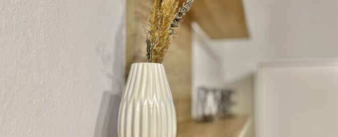 Vasetto con fiori secchi