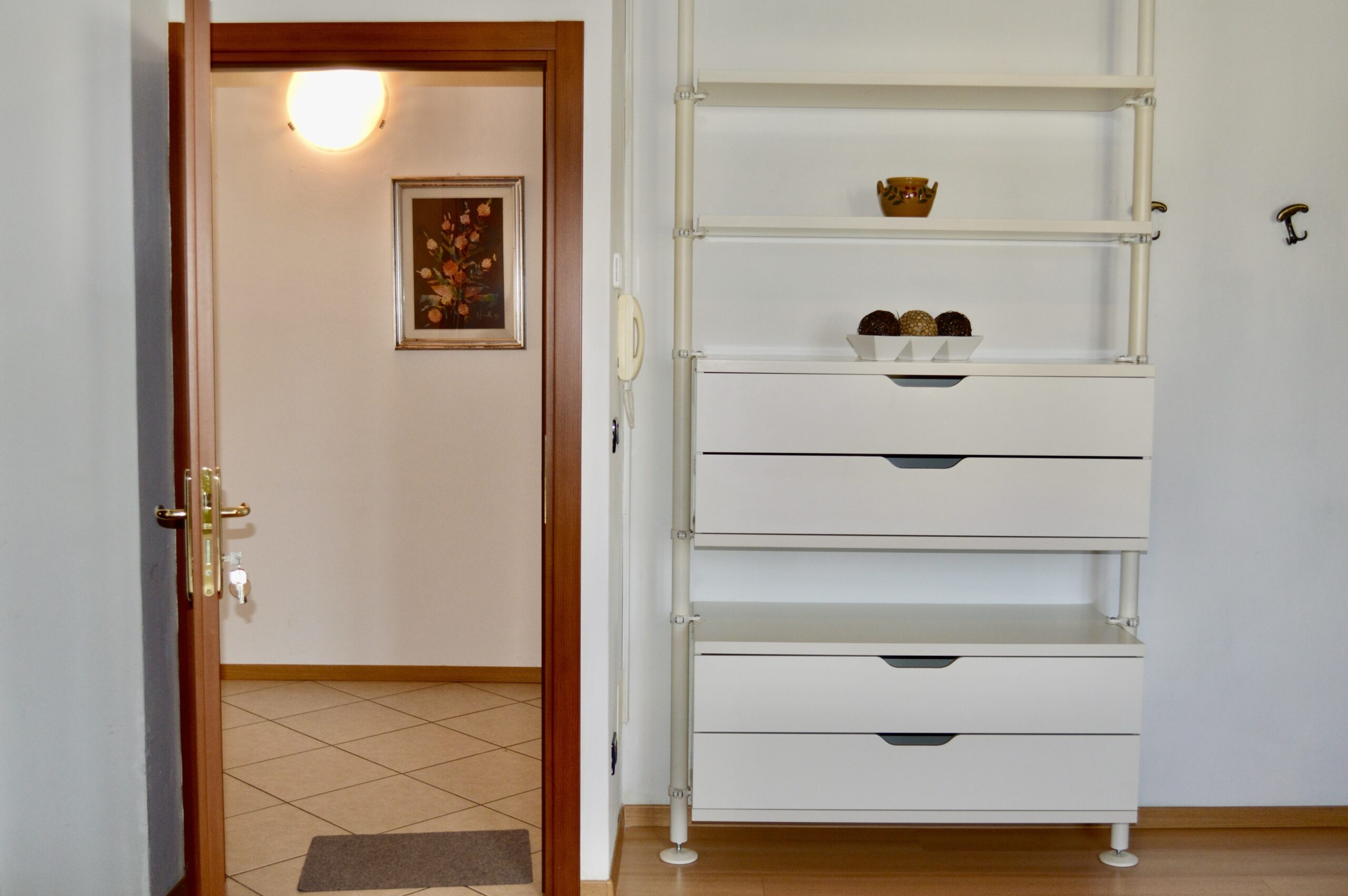 Dettaglio mobile zona giorno e entrata appartamento