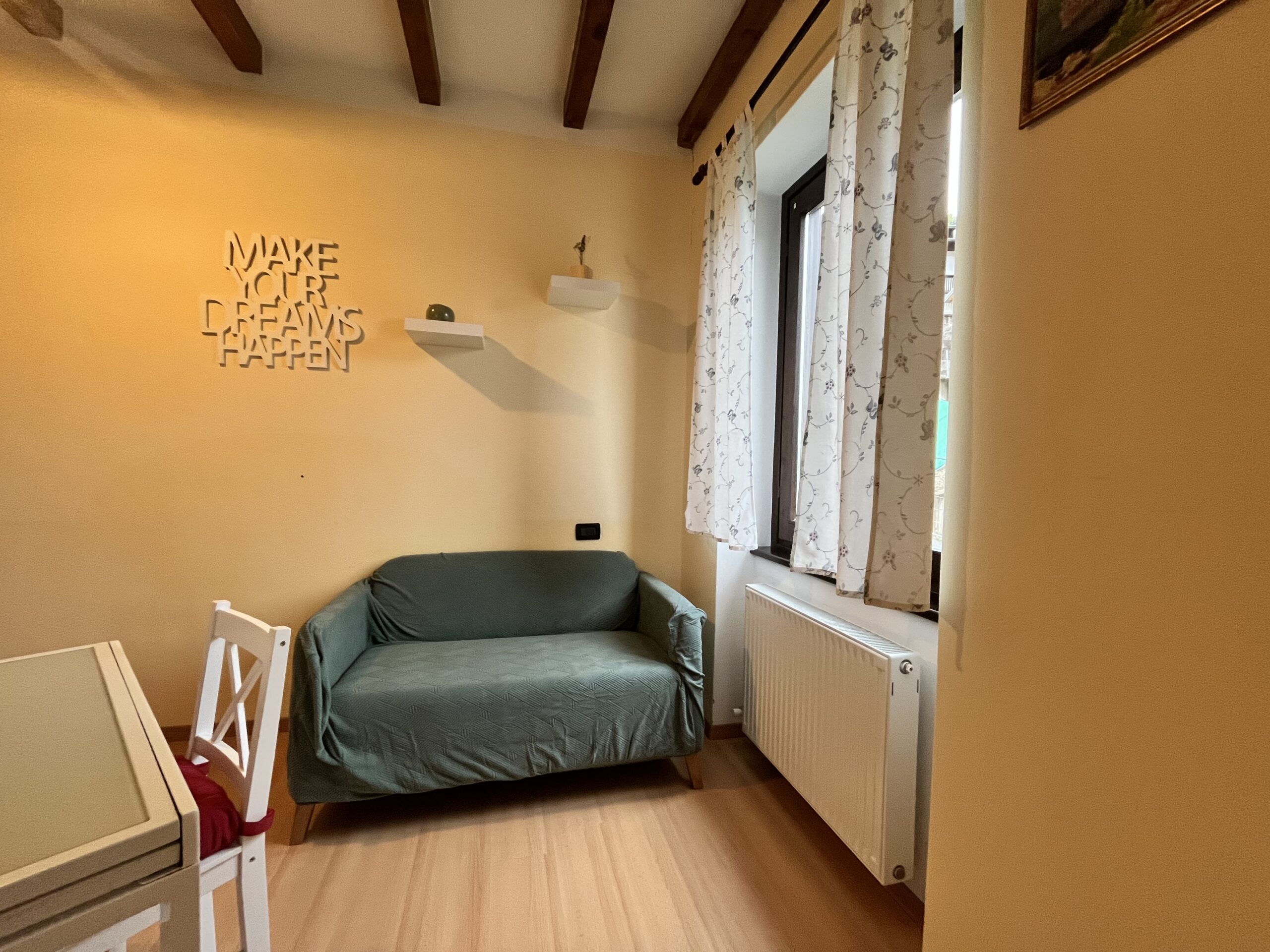 Dettaglio divano mensole